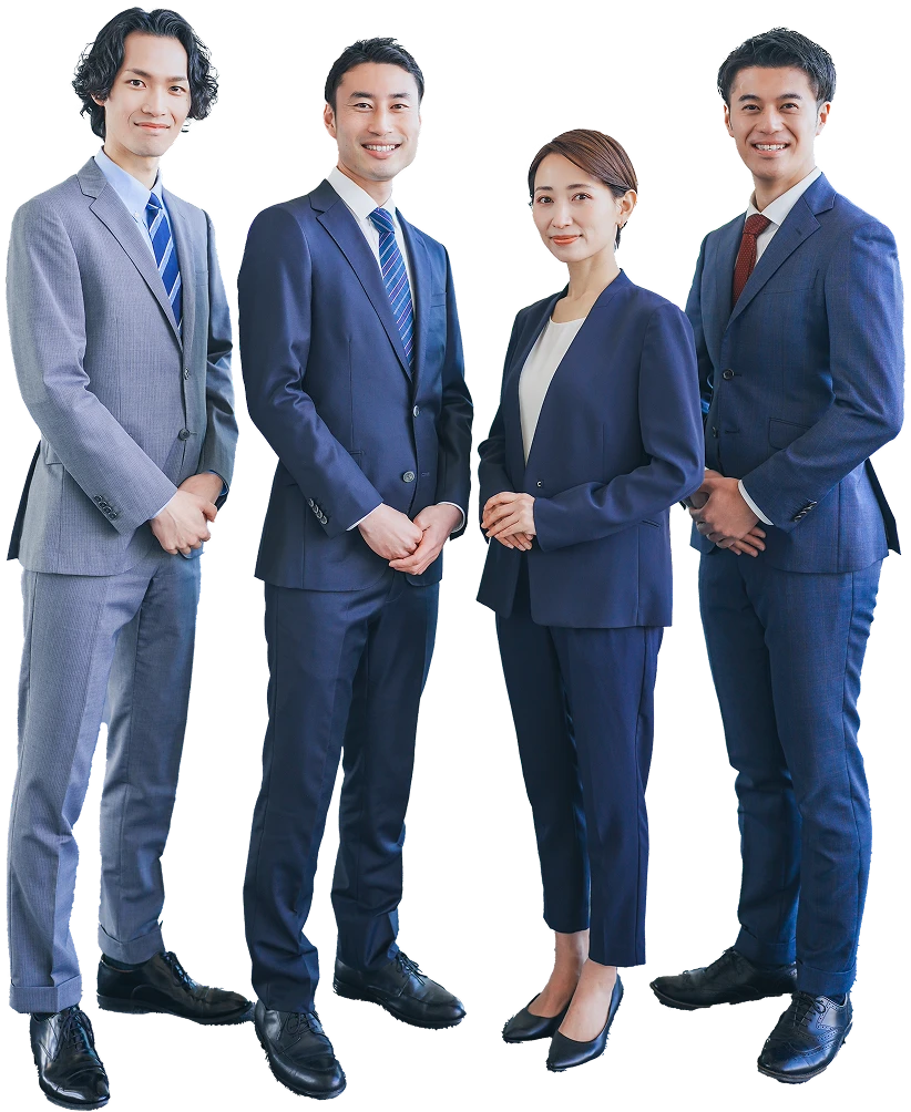 ビジネススーツ姿の男性3人と女性1人が姿勢を正して手を前に組み、笑顔で並んで立っている様子。